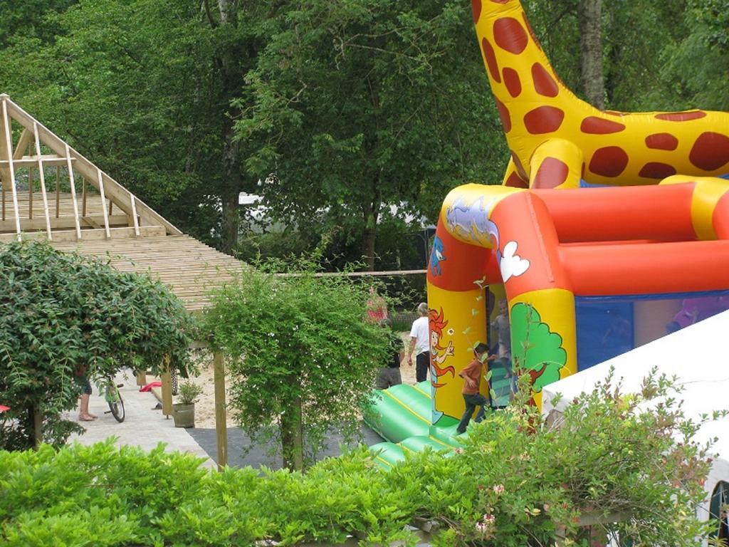 Hotel Camping Des Rochers Des Parcs Clécy Exterior foto