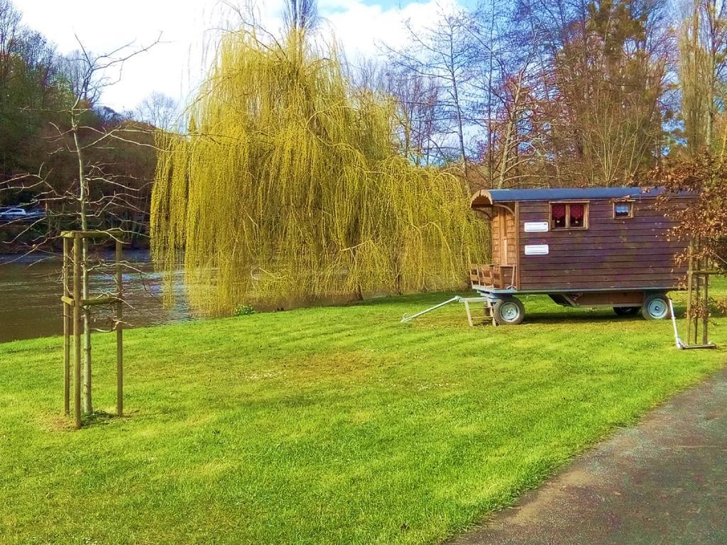 Hotel Camping Des Rochers Des Parcs Clécy Exterior foto